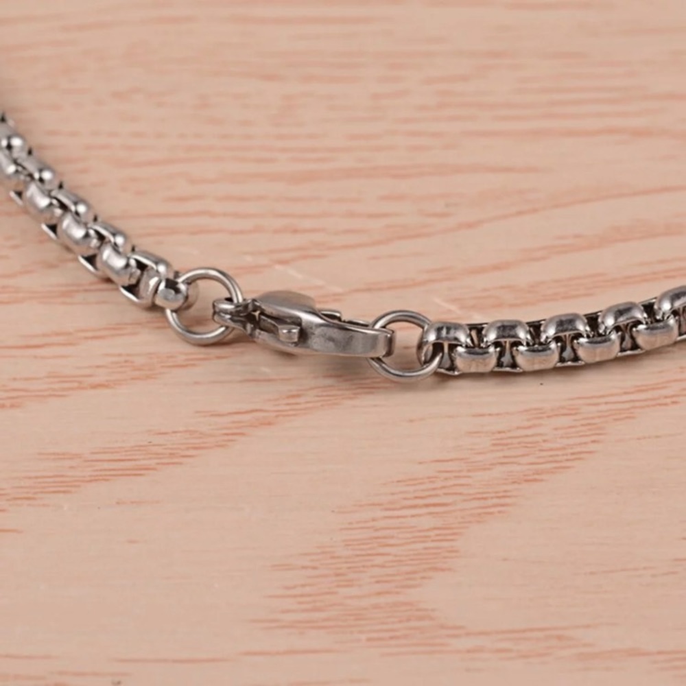 Men’s Stainless Steel Silver Cross Necklace Pendant. New with tags. - Picture 3 of 4